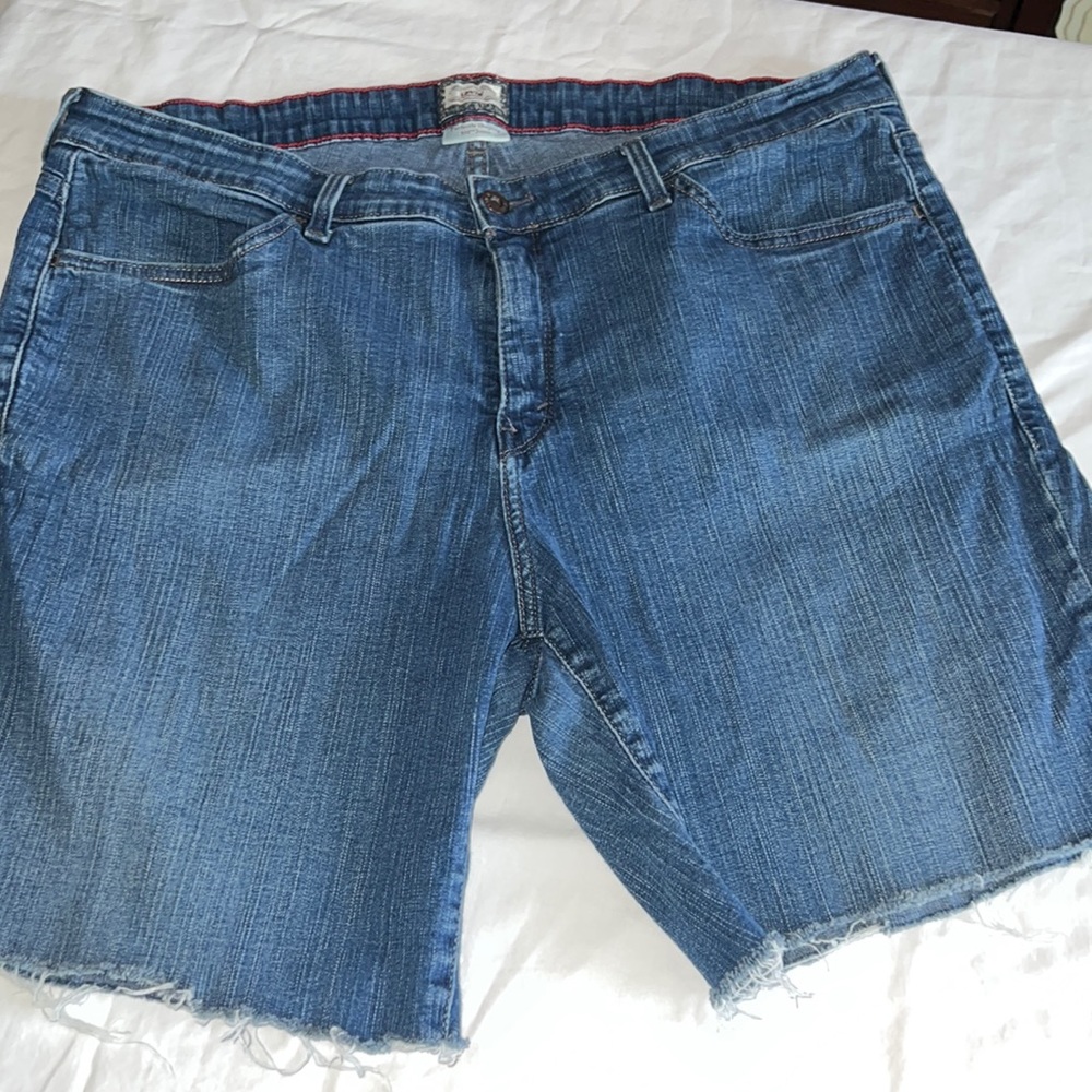 LEVIS. 512 PERFECTLY SHAPING JEAN SHORTS. SIZE 22W
